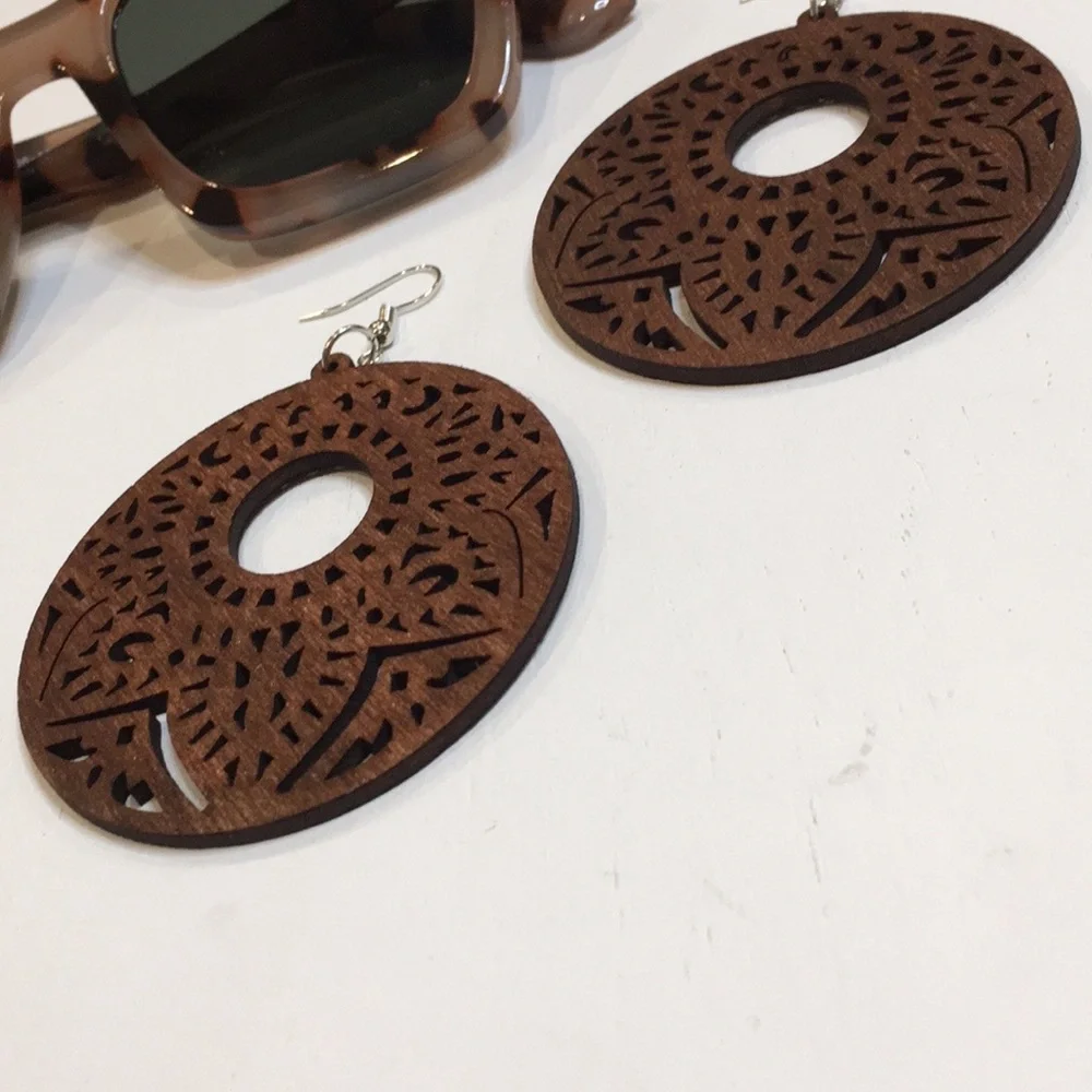 🔴 Wood Laser Cut Round Earrings - Picture 3 of 4